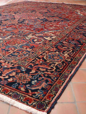 Fine handmade semi old Oriental Heriz carpet - 307609